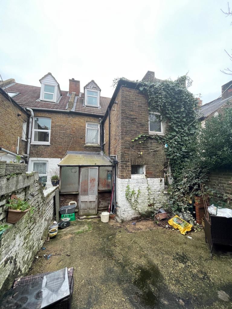 Lot: 83 - THREE STOREY FOUR-BEDROOM HOUSE FOR IMPROVEMENT - 